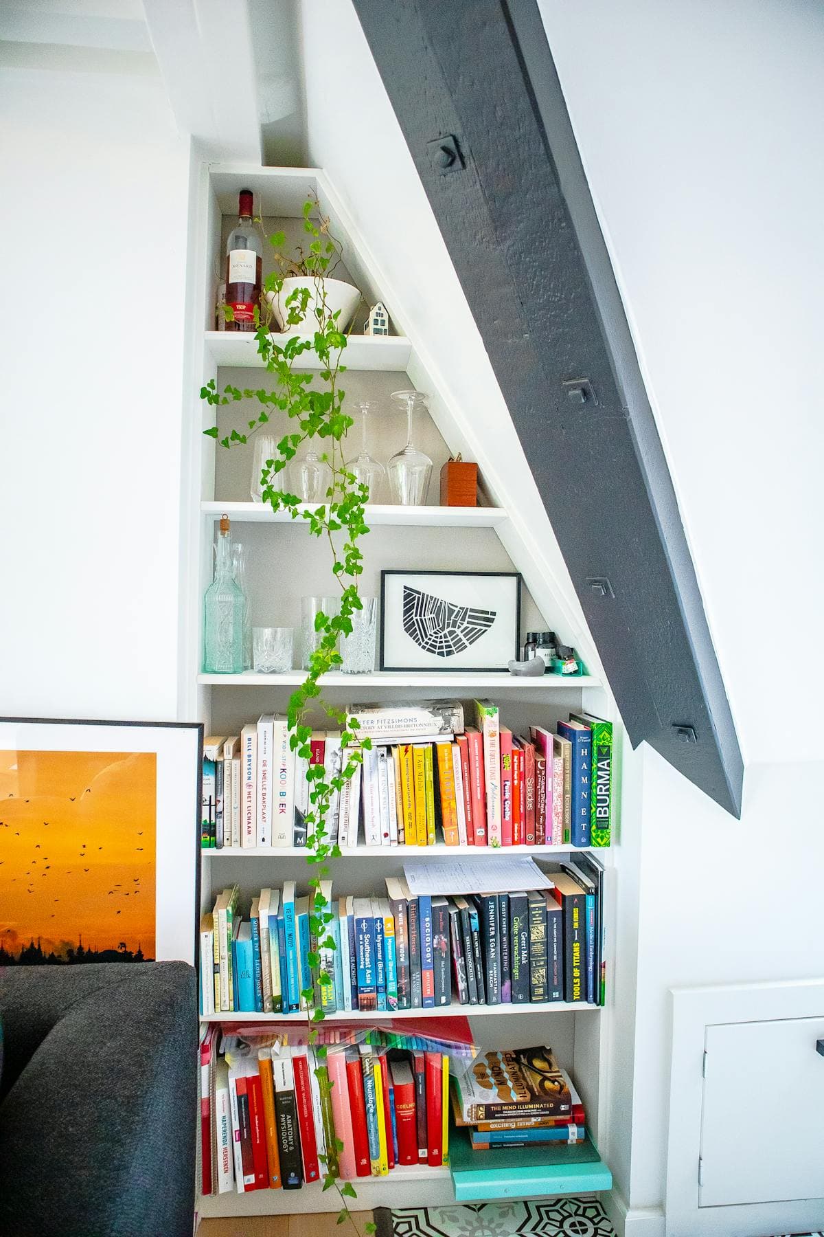 Inspiration reference photo: open shelving with books and display objects for made-to-measure shelving inspiration.