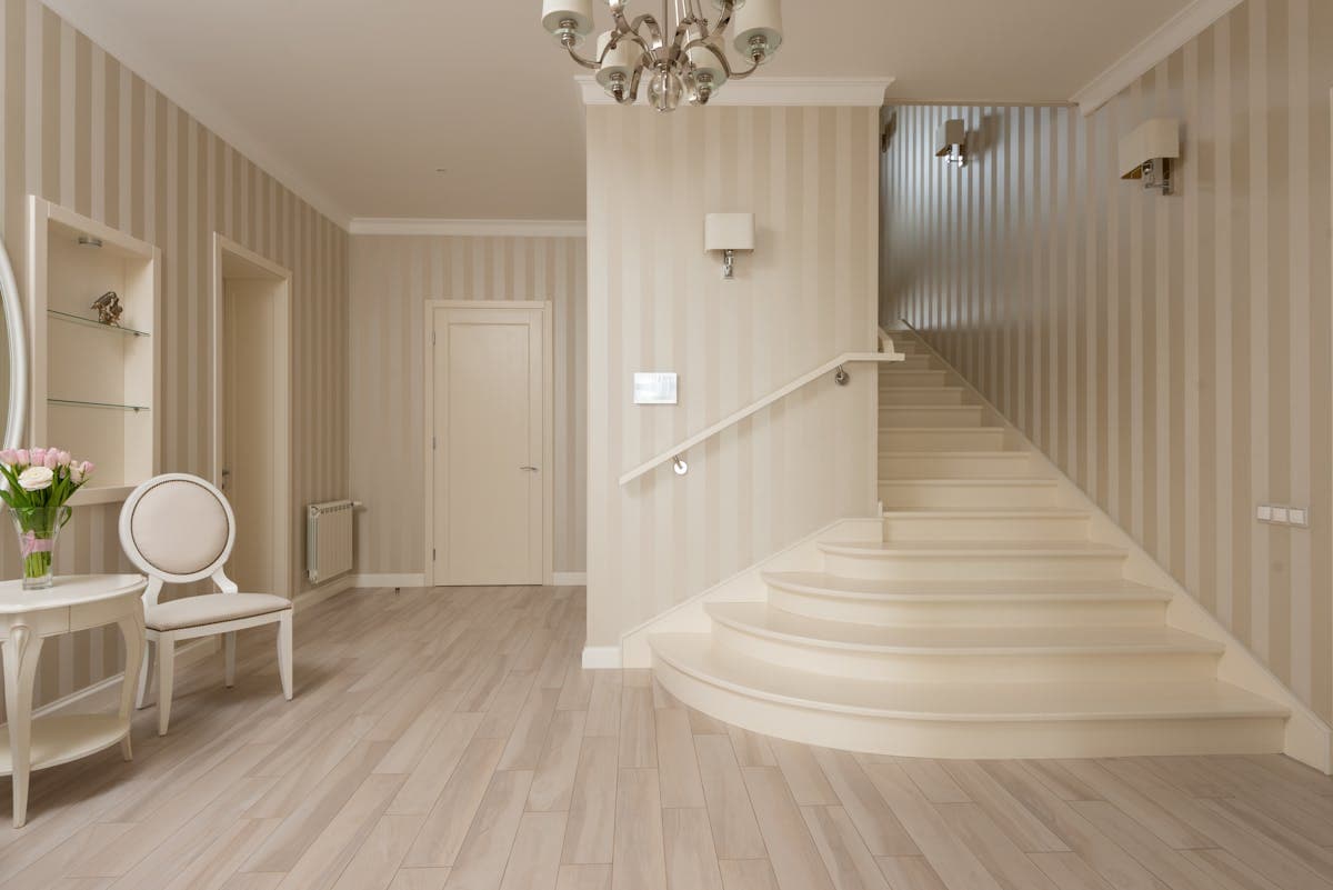 Real floor and trim detail reference suitable for skirting, plinth and finishing-work enquiries.