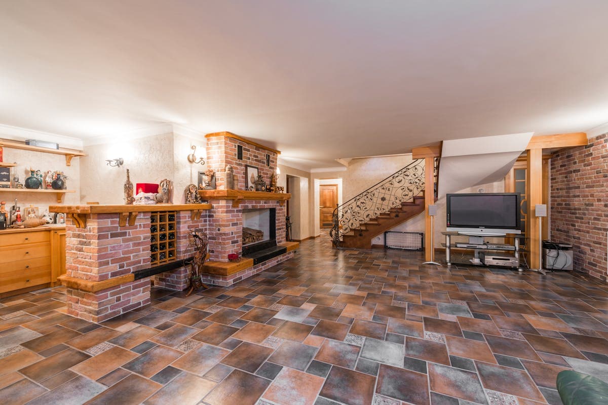 Real living room reference with television and fireplace, suitable for TV/media-unit and low-cabinet inspiration.